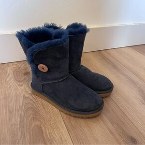 Ugg Australia Women's Navy Suede Boots Fur Lined Size 7 Cozy Soft Warm Winter